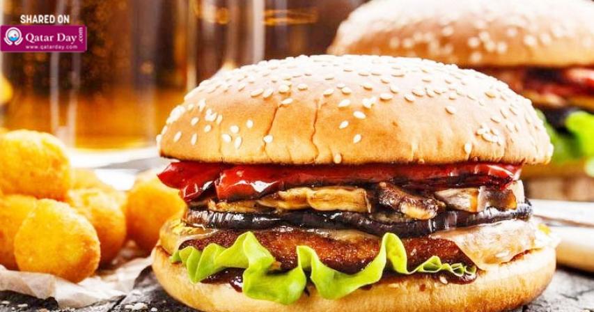 Pilot buys 70 burgers to feed hungry passengers after flight delay
