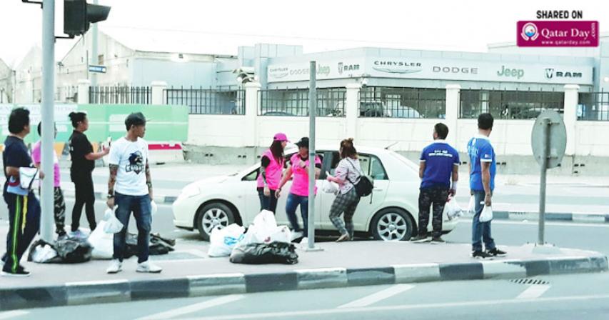 Filipino fitness group in Qatar distributes 1,800 iftar packets to motorists
