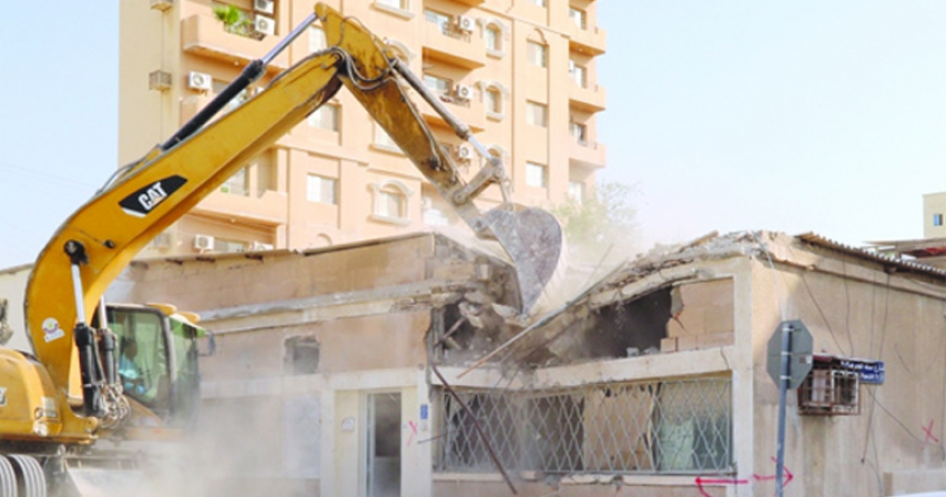 Doha Municipality demolishing old and distorted buildings