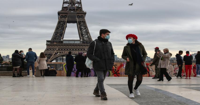 France closes borders to most non-EU travel
