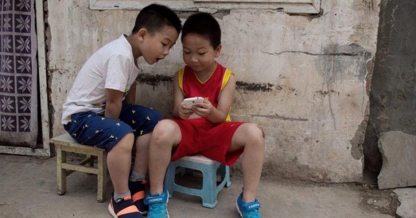 China bans children from using mobile phones at school