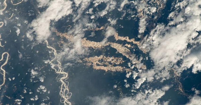 Rare Nasa photos reveal Amazon 'gold rivers'