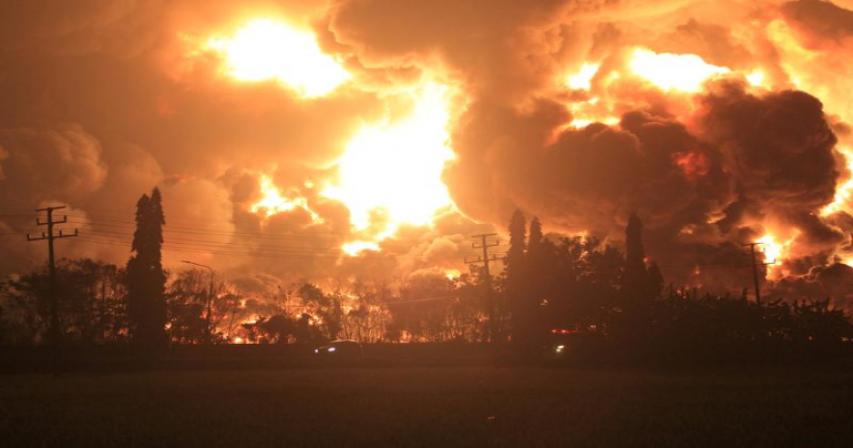 Indonesia fire - Massive blaze erupts at oil refinery