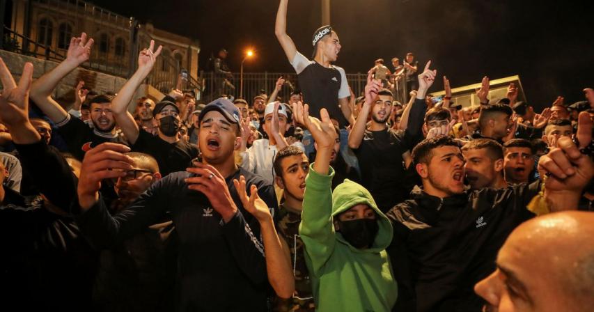 Palestinians cheer as Israeli barriers come down after Jerusalem Ramadan clashes