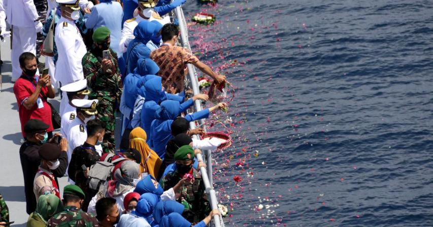 Families of Indonesia's sunken submarine crew pay tribute at sea