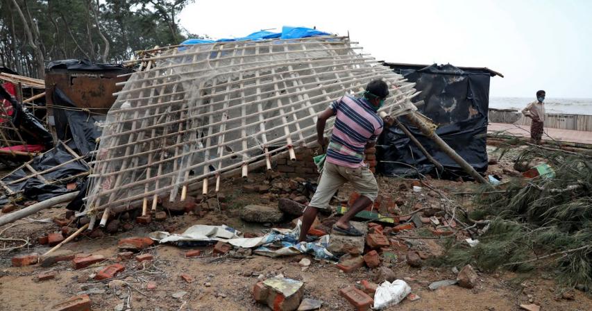 Cyclone leaves coastal villages in eastern India, Bangladesh cut off by tidal surges