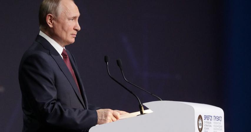 Putin accuses U.S. of using dollar as tool of economic, political war