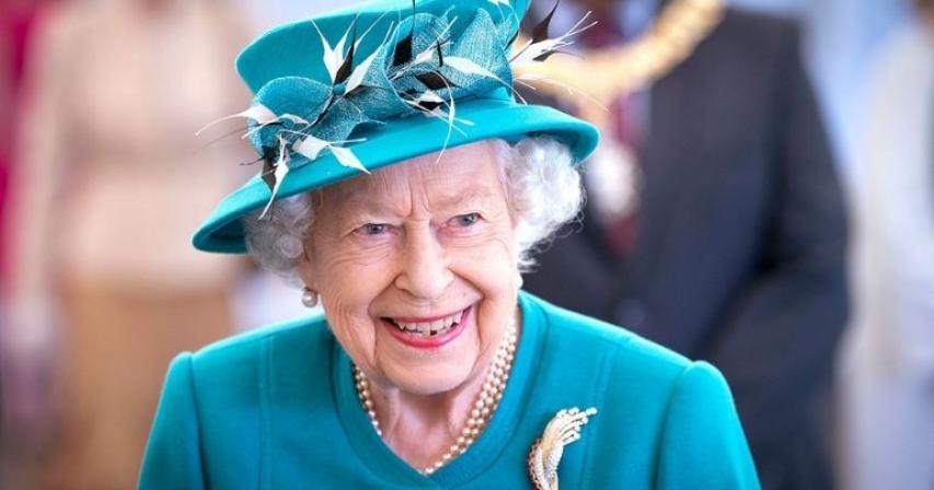 Queen gives George Cross to NHS for staff's 'courage and dedication'