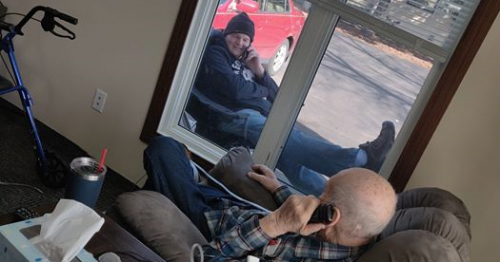 Coronavirus Lockdown: Photo of Son Visiting Elderly Father Through Window Goes Viral on Facebook
