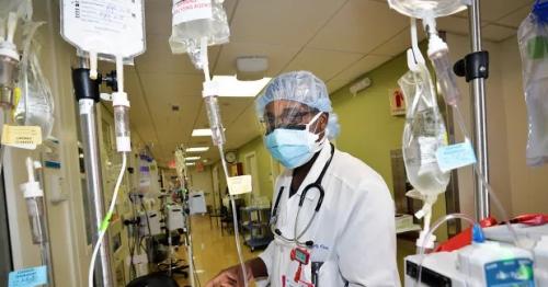 Hospital worker who caught coronavirus returns to treat patients