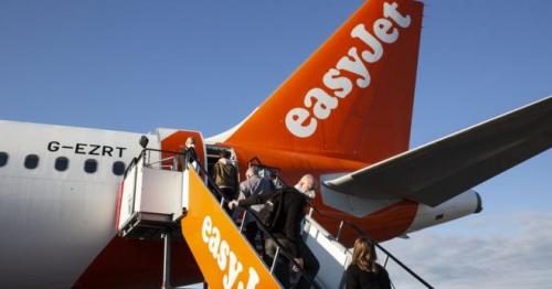 EasyJet plans to close bases and cut staff