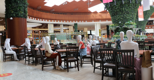 Mall of Qatar Installs Mannequins in Restaurants' Seats to Maintain Safe Distance for Diners