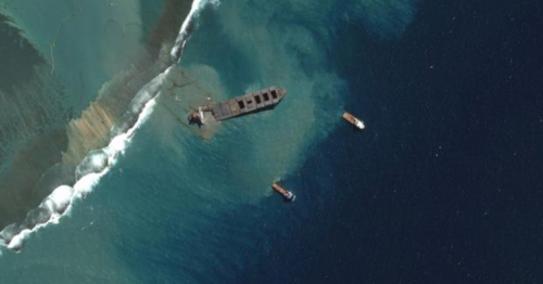 Wrecked Mauritius oil spill ship breaks in two