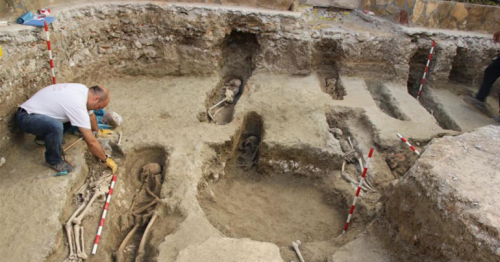 Archaeologists in Spain find 400 tombs in ancient Islamic necropolis