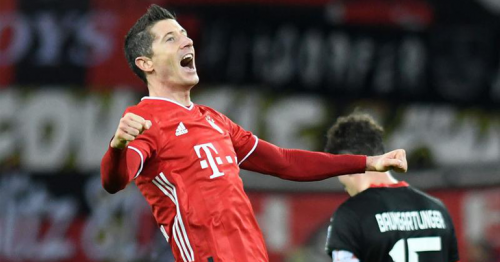 Lewandowski sends Bayern top of the table with last-gasp winner 