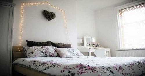 Easy ways to decorate a teenage girl’s bedroom without using the usual pink