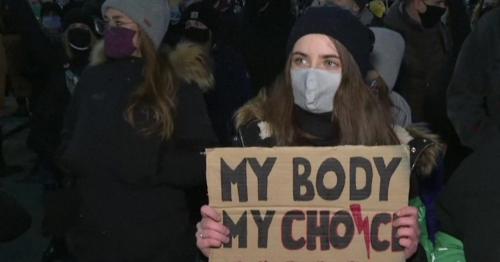 Poland abortion ban: Thousands protest for third day