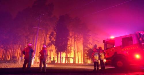Perth: Bushfire threatens locked-down Australian city