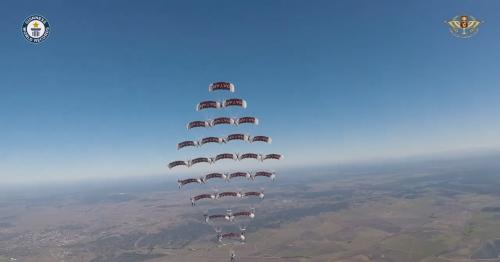 Qatar team sets Guinness World Record at Parachute Jumping Championship