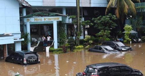 Jakarta slammed by monsoon floods, more than 1,000 forced to evacuate