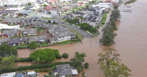 Australia floods - Thousands evacuated as downpours worsen