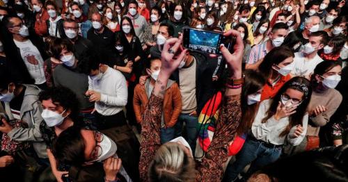 5,000 music fans have COVID tests before non-distanced concert in Barcelona